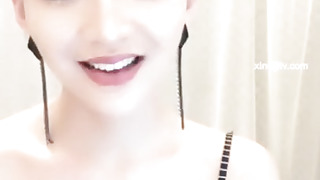 艾薇儿超大假屌插出白浆