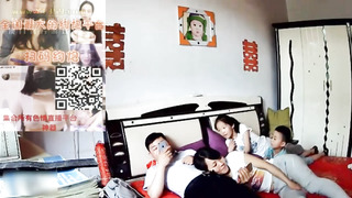 小伙娶带俩孩子的少妇少妇少妇很骚摆弄鸡巴俩孩子进新房观看